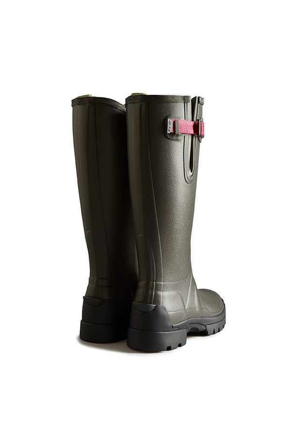 [WOMEN] 오리지날 발모랄 사이드 어드저스터블 톨 레인부츠 - 다크슬레이트 WFT2201RNPDSC는 여성용 레인부츠입니다. 캐주얼, 미니멀, 클래식 스타일을 연출하며, 일상생활과 우천 시에 착용하기 좋습니다. 3D 패턴 커팅, 벌커나이즈드 제조공정, 알루미늄 라스트 몰딩으로 제작되었으며, 방수 및 생활 방수 기능을 제공합니다. 라운드 앞코에 톨 탑라인 디자인으로, 다크슬레이트 컬러의 무지 패턴 레인부츠입니다. 사이드 어드저스터블 신발 여밈과 레귤러핏, 슬림핏, 와이드핏 발볼을 선택할 수 있습니다.
