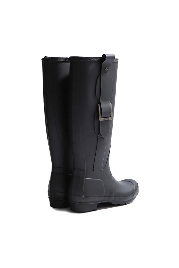 [WOMEN] 오리지날 버클 톨 레인부츠 - 블랙 WFT2290RMABLK는 방수 기능과 내구성을 갖춘 여성용 톨 레인부츠입니다. 라운드 앞코 디자인에 블랙 컬러, 무지 패턴으로 미니멀, 클래식, 캐주얼 스타일을 연출하기 좋습니다. FSC 인증 천연고무와 폴리에스테르 소재를 사용하여 제작되었으며, 25mm 로우힐 굽에 버클 디테일이 특징입니다. 봄, 여름, 가을, 겨울 사계절 모두 착용 가능하며, 겨울철 데일리룩에도 잘 어울립니다. 핸드메이드 제작으로 1년 품질 보증과 14일 이내 디지털 워런티를 제공합니다.
