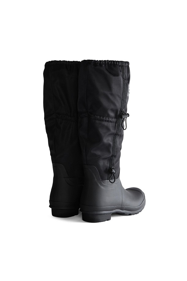 [WOMEN] 오리지날 트래블 톨 부츠 - 블랙 WFT1000RPBBLK는 여행과 일상에서 모두 활용 가능한 여성 레인부츠입니다. 라운드 앞코 디자인에 2cm 플랫 굽으로 편안함을 더했으며, 봄, 여름, 가을, 겨울 사계절 모두 착용할 수 있습니다. 블랙 컬러의 무지 패턴으로 미니멀, 클래식, 캐주얼 스타일을 연출하기 좋고 여행룩, 휴가룩에 매치하기 좋습니다. 폴리에스터, 고무 소재에 방수 기능이 더해져 궂은 날씨에도 끄떡없으며, 핸드메이드 제작, 벌커나이즈드 공정, 3D 패턴 커팅, 알루미늄 라스트 몰딩으로 완성도를 높였습니다. 오픈형 디자인에 미드컷 탑라인을 갖춘 실용적인 아이템입니다.
