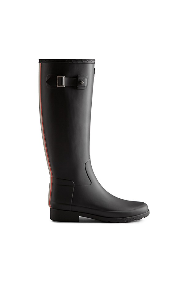 [WOMEN] 리파인드 컬러 백프린트 톨 레인부츠 - 블랙 WFT2354RMABLK는 여성 고객을 위한 클래식하고 미니멀한 디자인의 레인부츠입니다. 천연고무 소재로 제작되어 방수 기능과 내구성이 뛰어나며, 봄, 여름, 가을, 겨울 사계절 모두 착용할 수 있습니다. FSC 인증 소재를 사용하고 수작업 가황처리 공법과 핸드메이드 제작으로 완성도를 높였습니다. 디지털 품질보증서가 제공되며, 슬림한 발볼 라인으로 세련된 핏을 연출합니다. 여행룩과 산책룩에 잘 어울리는 활용도 높은 아이템입니다.
