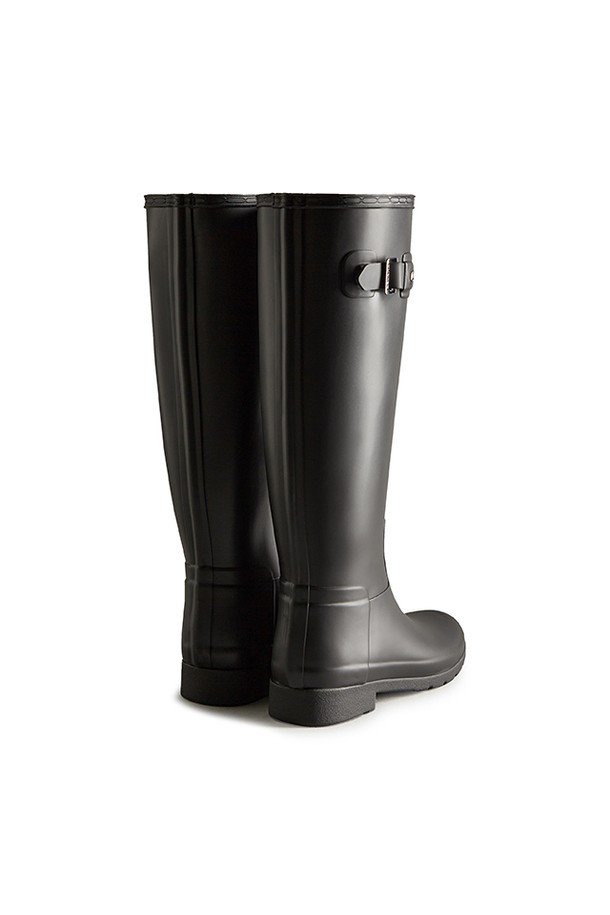 [WOMEN] 오리지날 리파인드 톨 레인부츠 - 블랙 WFT2200RMABLK는 비 오는 날과 아웃도어 활동에 적합한 여성용 레인부츠입니다. 라운드 앞코와 31mm 로우힐 굽으로 편안함을 강조했으며, 무지 디자인의 블랙 컬러는 클래식, 미니멀, 캐주얼 스타일 모두 소화 가능합니다. 핸드메이드 제작, 3D 패턴 커팅, 벌커나이징 공법을 통해 내구성을 높였으며, 폴리에스테르 안감과 천연고무 및 고무 소재를 사용하여 방수 기능을 갖췄습니다. 여행룩, 캠핑룩 등 다양한 TPO에 활용할 수 있는 롱부츠 스타일의 슬림 발볼 레인부츠입니다.
