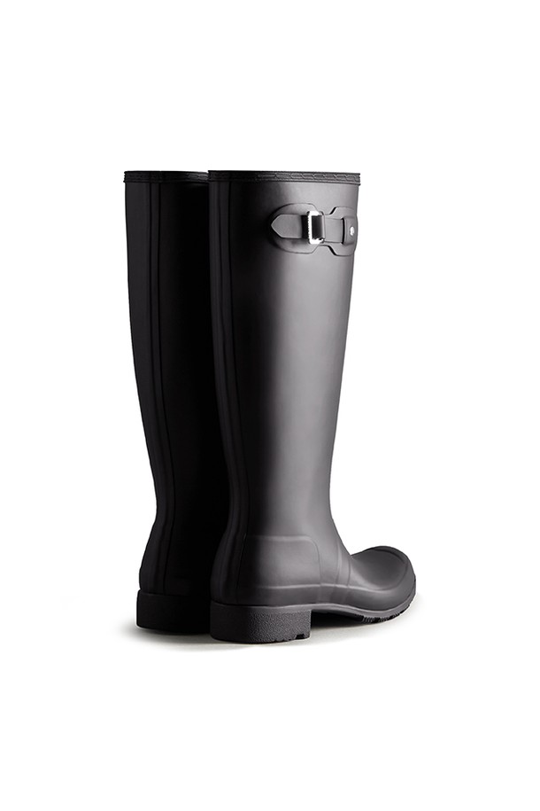[WOMEN] 오리지날 투어 톨 레인부츠 - 블랙 WFT2210RMABLK는 비/우천 시와 아웃도어 활동에 적합한 여성 레인부츠입니다. 라운드 앞코 디자인에 3cm 로우힐 굽으로 편안함을 더했으며, 블랙 컬러의 무지 디자인으로 어떤 스타일에도 잘 어울립니다. 고무와 폴리에스테르 소재, 폴리에스테르 안감으로 제작되어 튼튼하고 쾌적한 착용감을 제공합니다. 경량, 방수 기능에 더스트백이 포함되어 있으며, 유연한 착용감으로 여행룩, 캐주얼, 미니멀, 클래식 스타일 연출에 용이합니다. 오픈형 디자인과 롱부츠 탑라인으로 세련된 핏을 완성합니다.
