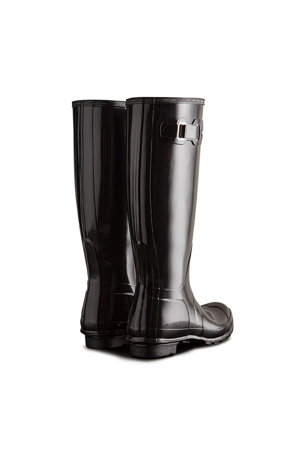 [WOMEN] 오리지날 글로스 톨 레인부츠 - 블랙 (WFT1000RGLBLK)는 비 오는 날에도 스타일을 놓치고 싶지 않은 여성을 위한 필수 아이템입니다. 부드러운 고무와 폴리에스터 소재, 3cm의 로우힐 굽으로 편안한 착용감을 제공하며, 무광택 블랙 컬러와 롱부츠 디자인이 캐주얼, 미니멀, 클래식 등 다양한 스타일을 연출합니다. 핸드메이드, 3D 패턴 커팅, 벌커나이즈드 제조공법, 방수 기능, 그리고 광택 마감으로 고급스러움을 더하여 동네 마실룩, 산책룩, 겨울 데일리룩 등 폭넓게 활용 가능합니다. 라운드 앞코 디자인과 일반 발볼로 편안함을 더했으며, 폴리에스테르 안감으로 쾌적한 착용감을 선사합니다.
