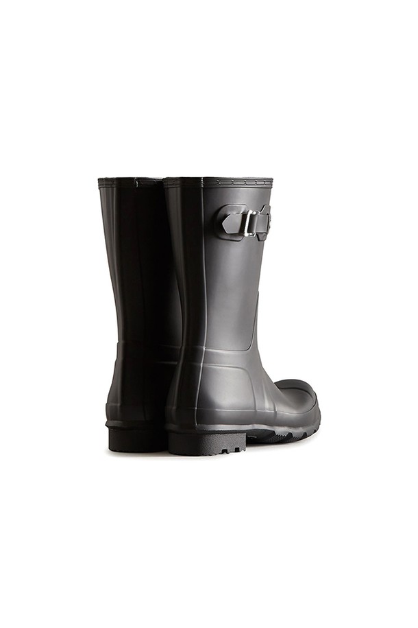 [MEN] 오리지날 숏 레인부츠 - 블랙 MFS9000RMABLK는 남성용 레인부츠입니다. 봄, 여름, 가을 계절에 착용하기 좋으며, 우천 시는 물론 일상생활에서도 활용할 수 있습니다. 블랙 색상의 무지 디자인으로, 라운드 앞코에 플랫 굽을 적용하여 편안한 착용감을 제공합니다. 고무와 폴리우레탄 소재로 제작되었으며, 방수 및 생활 방수 기능으로 궂은 날씨에도 끄떡없습니다. 여행룩, 휴가룩, 캐주얼, 미니멀, 클래식 스타일을 즐겨 입는 남성에게 추천합니다.
