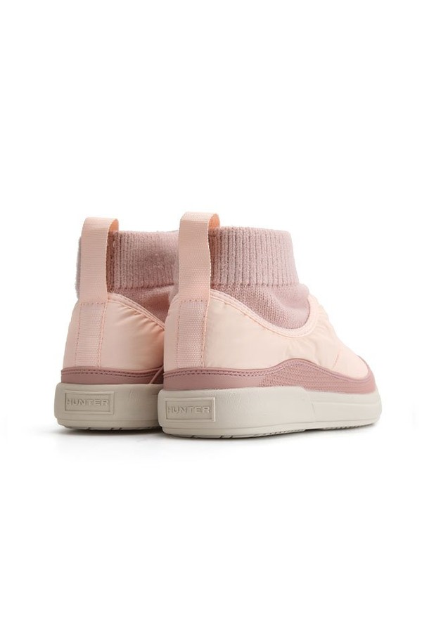 **[WOMEN] 인앤아웃 푸퍼 니트 커프 부츠 - 피치더스트/포그 WFS2265RENPDF**는 부드러운 니트 소재와 따뜻한 퍼 안감으로 포근함을 더한 여성 부츠입니다. 라운드 앞코에 플랫 로우힐 디자인으로 편안한 착용감을 제공하며, 슬립온 스타일로 신고 벗기 편리합니다. 니트 커프 탑라인과 푸퍼 디테일이 돋보이며, 피치더스트와 포그 두 가지 색상으로 출시되어 다양한 룩에 매치하기 좋습니다. 캐주얼, 미니멀, 클래식 스타일의 출근룩, 집콕룩에 활용하여 가을, 겨울 시즌 따뜻하고 스타일리시하게 연출해보세요.
