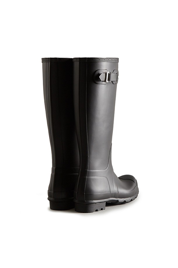 [MEN] 오리지널 톨 레인부츠 - 블랙 MFT9000RMABLK는 남성용 레인부츠입니다. 봄, 여름, 가을, 겨울 사계절 모두 착용 가능하며, 캐주얼 및 미니멀 스타일의 의상에 잘 어울립니다. 블랙 컬러의 무지 디자인으로, 라운드 앞코와 미드컷 탑라인이 특징입니다. 고무와 PVC 소재로 제작되어 방수 기능을 제공하며, 미끄럼 방지 밑창으로 안전성을 높였습니다. 굽 높이는 낮으며 플랫 타입으로 편안한 착용감을 선사합니다.
