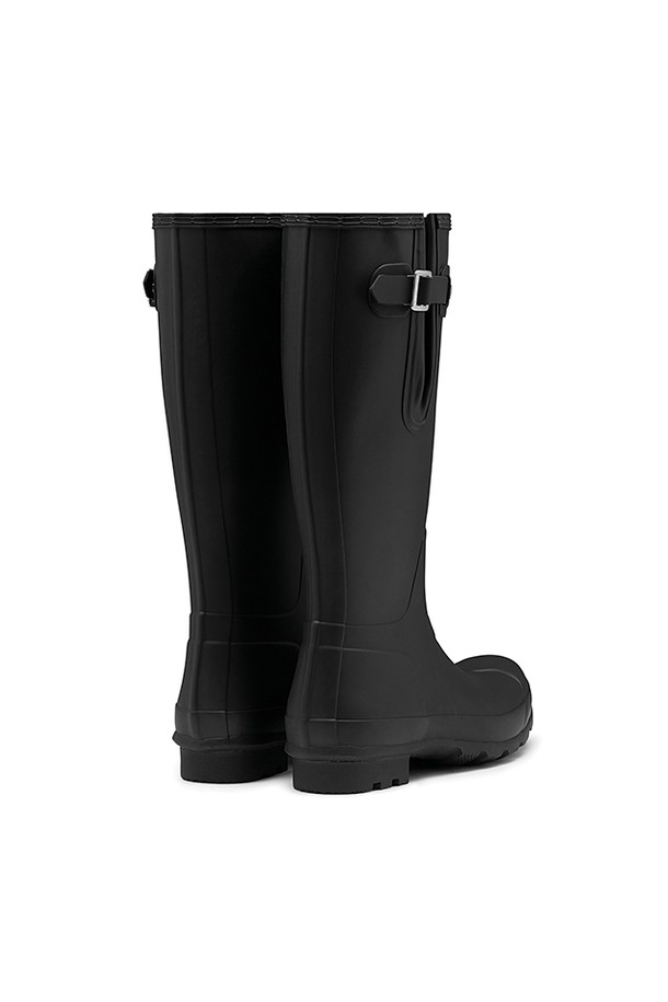 [MEN] 오리지날 사이드 어드저스터블 톨 레인부츠 - 블랙 MFT9007RMABLK는 남성용 레인부츠입니다. FSC 인증 천연고무를 사용하여 제작되었으며, 수작업으로 꼼꼼하게 만들어져 뛰어난 품질을 자랑합니다. 라운드 앞코에 플랫 굽으로 편안한 착용감을 제공하며, 사이드 조절 기능으로 발볼 너비를 조절할 수 있습니다. 무지 디자인의 블랙 컬러로 미니멀, 캐주얼, 클래식 스타일 모두 소화 가능하며, 봄, 여름, 가을, 겨울 사계절 내내 우천 시는 물론, 일상생활에서도 활용하기 좋습니다. 벌커나이징 공법으로 제작되어 방수 기능이 뛰어납니다.
