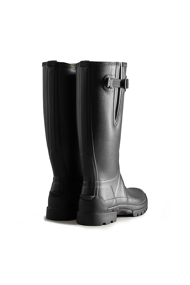 [MEN] 오리지날 발모랄 사이드 어드저스터블 톨 레인부츠 - 블랙 MFT9136RNPBLK는 남성용 레인부츠입니다. 블랙 컬러의 라운드 앞코 디자인으로, 일상생활과 우천 시 모두 착용하기 적합합니다. FSC 인증 천연 고무를 사용하여 수작업으로 가황 처리되었으며, 전통적인 부츠 구조와 3D 패턴 커팅, 알루미늄 라스트 몰딩, 핸드 피니시드 디테일이 특징입니다. 옆면의 조절 가능한 디자인(사이드 어드저스터블)과 톨 탑라인이 돋보이며, 레귤러 및 와이드 발볼 옵션으로 편안함을 더했습니다. 겨울 데일리룩에 클래식, 미니멀, 캐주얼 스타일을 완성해 보세요.
