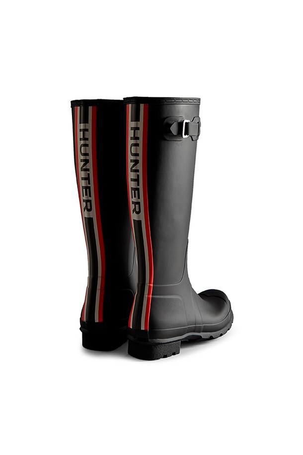 [MEN] 오리지널 컬러 백프린트 톨 레인부츠 - 블랙 MFT9353RMABLK는 비 오는 날씨와 아웃도어 활동에 적합한 남성용 레인부츠입니다. FSC 인증 천연고무를 사용하여 제작되었으며, 방수 기능과 생활 방수가 가능하여 우수한 내구성을 자랑합니다. 라운드 앞코 디자인에 플랫 굽으로 편안한 착용감을 제공하며, 미니멀, 캐주얼, 고프코어 스타일을 연출할 수 있습니다. 블랙 컬러의 무지 디자인으로 어떤 스타일에도 쉽게 매치할 수 있으며, 여행룩이나 캠핑룩에 포인트를 더할 수 있습니다. 핸드메이드 벌커나이징 공법으로 제작되어 높은 퀄리티를 보장합니다.
