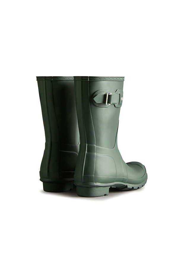 [WOMEN] 오리지날 숏 레인부츠 - 헌터그린 WFS1000RMAHGR는 여성용 레인부츠입니다. 헌터그린 색상의 라운드 앞코 디자인으로, 봄, 여름, 가을 계절에 캐주얼 및 미니멀 스타일로 착용하기 좋습니다. 고무 소재로 제작되어 방수 및 생활 방수 기능을 제공하며, 굽 높이는 로우힐, 굽 타입은 플랫입니다. 오픈형 디자인의 숏 탑라인 레인부츠로, 비 오는 날에도 스타일리시하게 연출할 수 있습니다.
