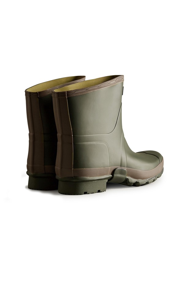 남성용 가드너부츠 - 다크올리브/클레이 MFS9002RMADOC은 일상과 아웃도어 활동에 적합한 부츠입니다. 라운드 앞코에 플랫 굽, 무지 패턴으로 클래식, 미니멀, 워크웨어 스타일을 연출합니다. 봄, 가을, 겨울 계절에 착용 가능하며, 핸드메이드, 3D 패턴 컷팅, 알루미늄 라스트 사용, 전통적 가황 방식, FSC 인증 고무 소재, 내구성이 우수한 특징을 갖습니다. 미드컷 탑라인과 오픈형 신발 여밈으로 편안함을 더했으며 겨울 데일리룩에 활용하기 좋습니다. 다크올리브와 클레이 컬러 배색이 세련된 느낌을 선사합니다.
