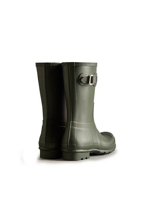 [MEN] 오리지널 숏 레인부츠 - 다크올리브 MFS9000RMADOV는 남성용 레인부츠입니다. 봄, 여름, 가을, 겨울 사계절 모두 착용 가능하며, 일상생활과 우천 시 모두 유용합니다. 다크올리브 색상의 무지 디자인으로, 라운드 앞코에 숏 기장으로 제작되었습니다. 고무 소재로 제작되어 방수 및 생활 방수 기능을 제공하며, 플랫 굽으로 편안한 착용감을 선사합니다. 캐주얼 및 미니멀 스타일의 의상에 잘 어울립니다.
