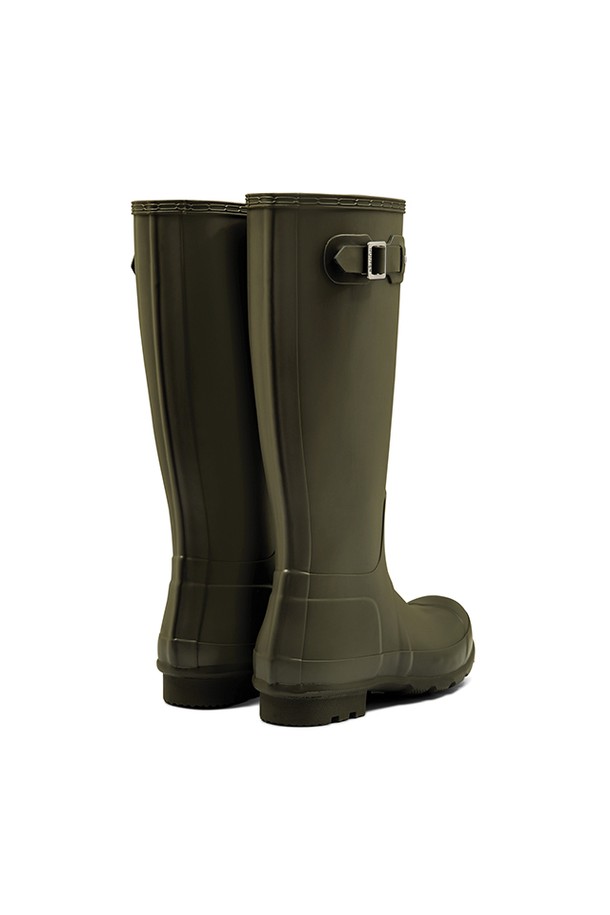 [MEN] 오리지날 톨 레인부츠 - 다크올리브 MFT9000RMADOV는 남성용 레인부츠입니다. 다크올리브 색상의 무지 디자인으로, 캐주얼, 미니멀, 클래식 스타일을 연출하기 좋습니다. 라운드 앞코에 35mm 플랫 굽으로 편안함을 더했으며, 우천 시는 물론 일상에서도 활용 가능한 아이템입니다. 고무와 폴리에스터 소재를 사용하여 방수 및 생활방수 기능을 갖췄으며, 봄, 여름, 가을, 겨울 사계절 모두 착용 가능합니다. 버클형 신발 여밈과 미드컷 탑라인이 특징이며, 산책룩, 여행룩에 매치하여 스타일리시하게 연출할 수 있습니다.
