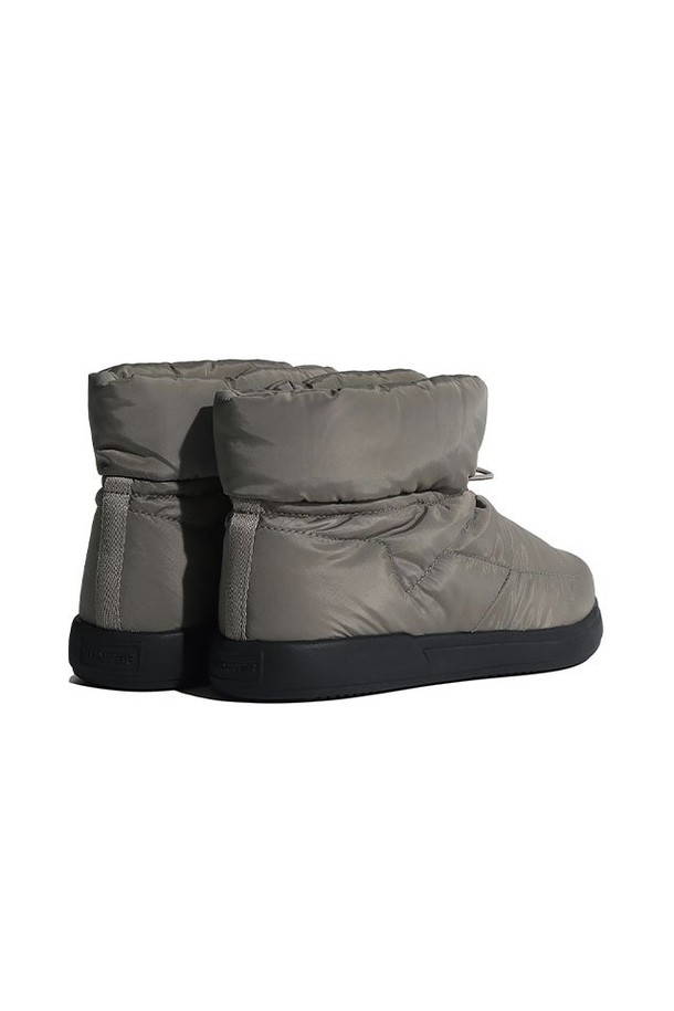 [MEN] 인앤아웃 패딩 부티 - 다크그레이 MFF4001WWUBNB는 겨울철 남성 일상룩을 위한 부티입니다. 라운드 앞코에 슬립온 디자인으로 편안하게 착용 가능하며, 다크그레이 색상의 무지 패턴이 미니멀, 캐주얼, 시크 스타일을 연출합니다. 가볍고 따뜻한 패딩 안감과 나일론 소재를 사용하여 보온성을 높였으며, 출근룩과 산책룩에 모두 잘 어울립니다. 굽 높이는 로우 플랫 타입이며, 앵클 탑라인으로 다리를 더욱 슬림하게 보이게 합니다.

