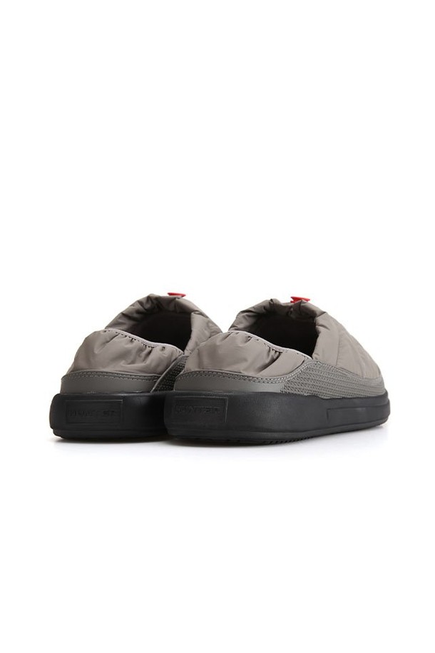 세련된 남성용 슬립온, [MEN] 인앤아웃 슬립온 - 브러쉬드니켈/블랙 MFF9000WWUBNB입니다. 부드러운 합성가죽 소재로 제작되어 편안한 착화감을 선사하며, 라운드 앞코 디자인으로 세련된 핏을 연출합니다. 무지 패턴에 로우컷 탑라인으로 미니멀하고 클래식한 스타일을 완성하며, 출근룩 및 비즈니스 캐주얼에 잘 어울립니다. 사계절 내내 활용 가능한 실용적인 아이템으로, 일상에서 편안하게 즐겨 착용할 수 있습니다.
