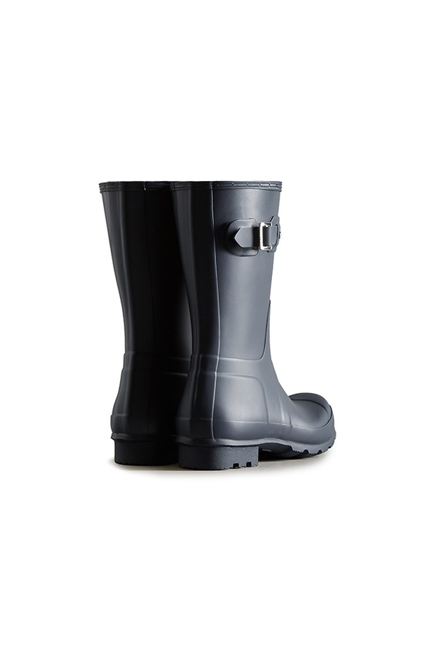 [MEN] 오리지날 숏 레인부츠 - 네이비 MFS9000RMANVY는 캐주얼, 미니멀, 클래식 스타일을 선호하는 남성들을 위한 레인부츠입니다. 일상, 우천시, 동네 마실룩, 산책룩에 적합하며, 봄, 여름, 가을, 겨울 사계절 모두 착용 가능합니다. 라운드 앞코에 35mm 로우힐 굽으로 편안함을 더했으며, 네이비 컬러의 무지 디자인이 특징입니다. 방수 기능과 생활 방수를 지원하며, 친환경 FSC인증 천연고무와 알루미늄 라스트 공법으로 제작되었습니다. 오픈형이며 숏 탑라인의 폴리에스테르 안감으로 편안한 착용감을 제공합니다.
