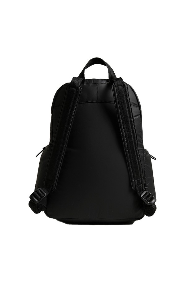 **[UNISEX] 인트레피드 푸퍼 라지 백팩 - 블랙/레드로고 UBB2241KBMRBO**는 유니섹스 디자인으로, 일상과 여행에 모두 적합한 가방입니다. 블랙 컬러에 레드 로고가 포인트로 들어가 시크하고 미니멀한 스타일을 연출하며, 퀄팅 디테일이 돋보입니다. 넉넉한 수납공간을 제공하는 라지 사이즈의 사각 백팩으로, 푸퍼(Puffer) 및 패딩 디자인으로 포근한 느낌을 더했습니다. 나일론 소재로 제작되어 튼튼하며, 지퍼형 잠금 방식으로 편리하게 사용할 수 있습니다. 여행룩과 출근룩에 모두 잘 어울리는 캐주얼 백팩입니다.
