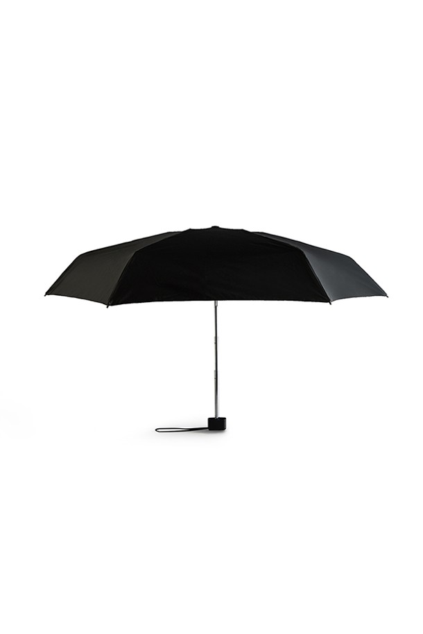 [UNISEX] 오리지널 컴팩트 우산 - 블랙 UAU7010UPNBLK는 휴대와 보관이 용이한 컴팩트 사이즈의 접이식 우산입니다. 사계절 내내 사용 가능하며, 튼튼한 폴리에스테르 소재로 제작되어 방수 기능을 제공합니다. 미니멀, 캐주얼, 클래식 스타일의 의상에 잘 어울리며, 여행룩을 연출할 때 유용합니다. 무지 디자인의 블랙 컬러로, 어떤 스타일에도 자연스럽게 매치됩니다. 가볍고 컴팩트하여 휴대성이 뛰어나 일상생활에서 편리하게 사용할 수 있습니다.
