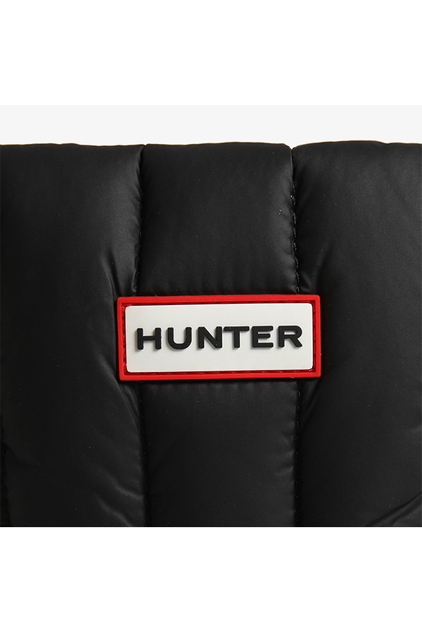 [UNISEX] 인트레피드 푸퍼 에센셜 폰파우치 - 블랙/레드로고 UBP1164KBMRBO는 유니섹스 디자인의 폰파우치입니다. 블랙 컬러 바탕에 레드 로고가 포인트로 들어가 시크한 스타일을 연출합니다. 가볍고 따뜻한 패딩 소재와 숄더 스트랩으로 편안한 착용감을 제공하며, 지퍼형 잠금 방식으로 소지품을 안전하게 보관할 수 있습니다. 데이트룩, 여행룩, 산책룩 등 다양한 TPO에 캐주얼, 미니멀, 시크 스타일로 매치하여 활용할 수 있습니다. 나일론 소재의 사각 폰파우치로 휴대폰 수납에 용이합니다.
