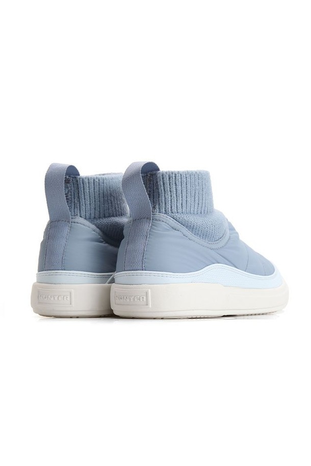 애슐리블루와 그레이 컬러로 출시된 [WOMEN] 인앤아웃 푸퍼 니트 커프 부츠입니다. 라운드 앞코와 니트 소재의 커프스가 특징이며, 가을과 겨울에 따뜻하게 착용할 수 있습니다. 슬립온 디자인으로 간편하게 신고 벗을 수 있으며, 플랫 굽에 무지 패턴으로 제작되어 일상생활에서 편안하게 활용하기 좋습니다. 푸퍼 디테일이 돋보이는 캐주얼, 미니멀, 클래식 스타일의 부츠로 산책룩, 집콕룩에 매치하여 포근함을 더해보세요.
