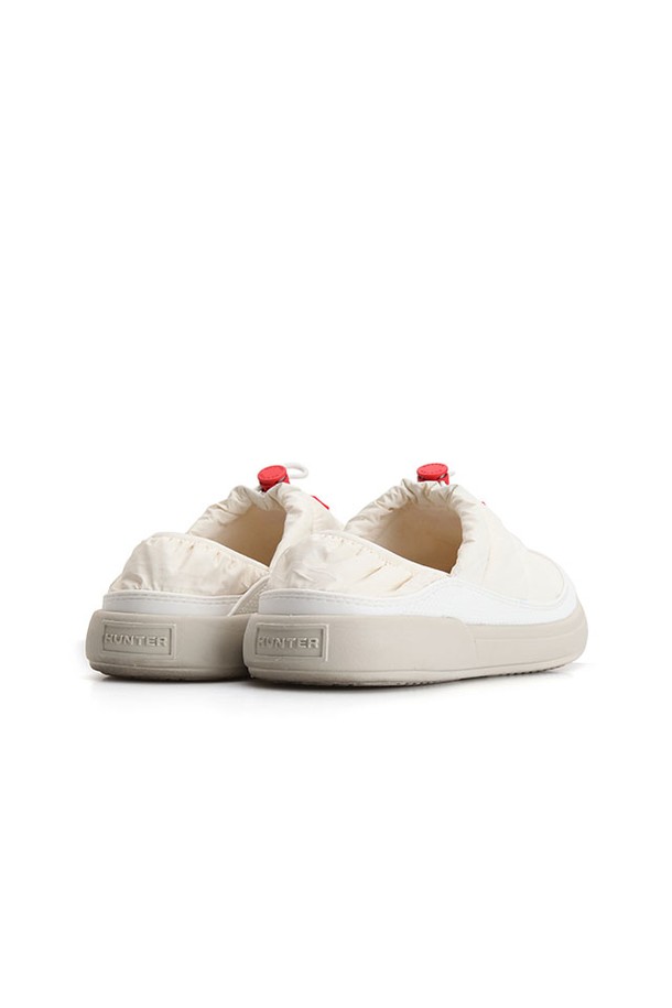 [WOMEN] 인앤아웃 슬립온 - 스타화이트/펠리컨 WFF1007WWUSWP는 여성용 슬립온으로, 부드러운 캔버스 소재로 제작되어 편안한 착용감을 선사합니다. 스타화이트와 펠리컨 색상으로 출시되어 다양한 스타일에 매치하기 용이하며, 라운드 앞코 디자인으로 발을 편안하게 감싸줍니다. 플랫 굽과 로우탑 디자인은 캐주얼하고 미니멀한 스타일을 연출하며, 봄, 여름, 가을 계절에 산책룩, 여행룩 등 폭넓게 활용할 수 있습니다. 무지 패턴의 간결함이 돋보이는 이 슬립온은 클래식한 매력까지 더해줍니다.
