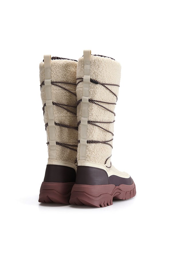 [WOMEN] 원더러 부클 톨 스노우 부츠 - 캔버스 크림/다크호라이즌 WFT4005WADCDB는 여성용 스노우 부츠입니다. 부클 소재와 캔버스 크림, 다크호라이즌 컬러로 출시되었으며, 라운드 앞코에 끈을 활용한 디자인입니다. 겨울철 방한, 방수 기능과 기모 안감으로 보온성을 높여 추운 날씨에도 따뜻하게 착용할 수 있습니다. 플랫 굽에 톨 탑라인으로, 여행룩이나 캠핑룩, 캐주얼, 미니멀, 고프코어 스타일링에 잘 어울립니다.
