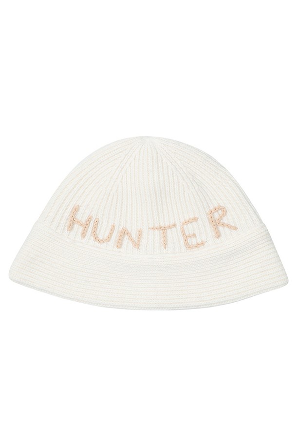 [UNISEX] 핸드크래프트 캐시미어 버킷햇- 아이보리 HBW0008CHZIVO는 부드러운 촉감의 캐시미어 소재로 제작되어 봄, 가을, 겨울 세 계절 모두 착용 가능한 유니섹스 버킷햇입니다. 아이보리 컬러의 무지 디자인에 중간 챙 넓이와 일반적인 모자 깊이로 제작되어 클래식, 미니멀, 캐주얼 스타일 모두 소화 가능합니다. 핸드크래프트 방식으로 제작되어 높은 완성도를 자랑하며, 산책룩과 출근룩에 편안하면서도 세련된 포인트를 더할 수 있습니다. 
