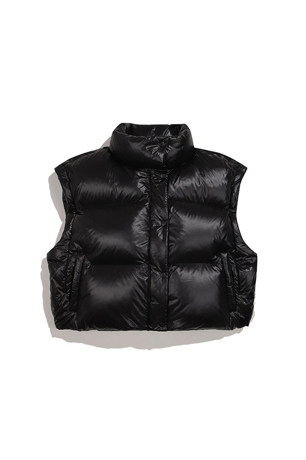 [WOMEN] 인트레피드 크롭 구스 다운 재킷은 겨울철 일상에서 캐주얼하게 착용하기 좋은 여성용 패딩입니다. 블랙 컬러의 무지 디자인으로 어떤 스타일에도 쉽게 매치할 수 있으며, 레귤러핏으로 편안한 착용감을 선사합니다. 가볍고 따뜻한 구스다운 충전재를 사용하여 보온성을 높였으며, 부드러운 나일론 소재로 제작되어 촉감이 좋습니다. 집업 여밈 방식과 긴 소매 기장으로 활동성을 더했으며, 크롭 기장으로 트렌디한 스타일을 연출합니다.
