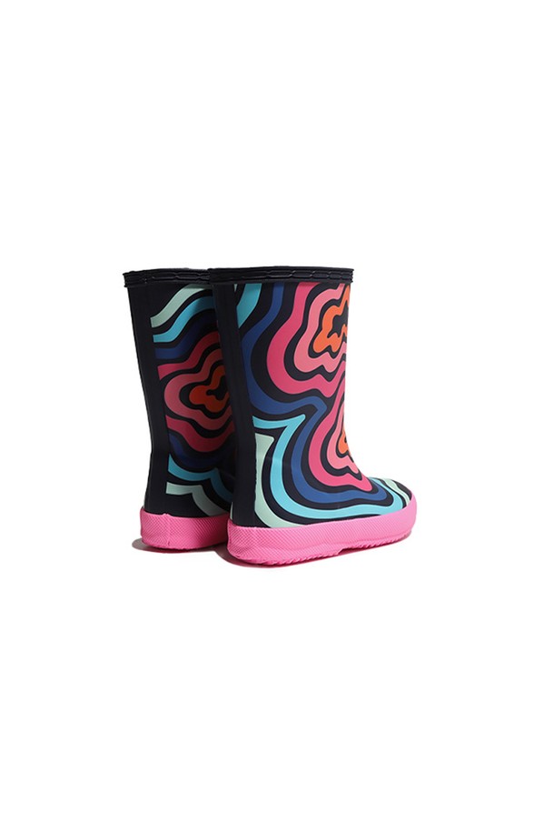 [KIDS] 퍼스트 클래식 웨이브 프린트 레인부츠 - 버블리플 KFT5062RMALRI는 키즈용 레인부츠입니다. 핑크와 블루 두 가지 색상으로 출시되었으며, 라운드 앞코에 플랫 굽으로 편안함을 더했습니다. 고무 소재로 제작되어 방수 및 생활 방수가 가능하며, 웨이브 패턴과 프린트 디자인이 특징입니다. 오픈형 디자인과 미드컷 탑라인으로 제작되어 봄, 여름, 가을 계절에 캐주얼, 미니멀, 스포티 스타일을 연출하기 좋습니다.

