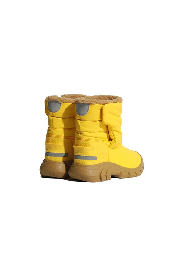 [JUNIOR] 오리지날 스노우부츠 - 옐로우코멧/새턴브라운 JFT6166WWUYSB는 유아동을 위한 겨울철 방한 신발입니다. 옐로우와 브라운 두 가지 색상으로 제공되며, 눈 오는 날씨에도 끄떡없는 방수 기능을 갖추었습니다. 라운드 앞코에 슬립온 방식으로 편안하게 신고 벗을 수 있으며, 따뜻한 기모 안감과 경량 설계로 활동성을 높였습니다. 여행, 산책, 휴가 등 다양한 TPO에 캐주얼, 미니멀, 고프코어 스타일로 연출하기 좋습니다. 나일론과 합성가죽 소재로 제작되어 튼튼하고 오래 사용 가능하며 플랫 굽으로 안정감을 더했습니다.
