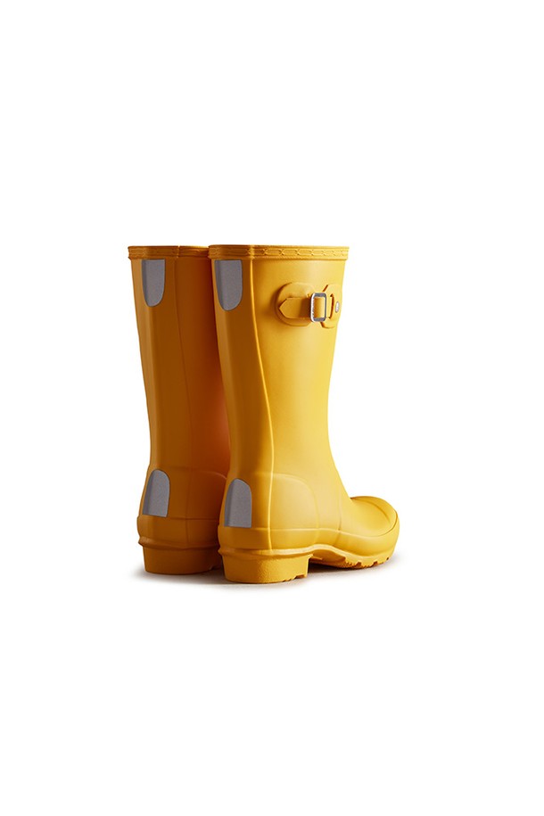 [JUNIOR] 오리지널 레인부츠 - 옐로우 JFT6000RMARYL는 유아동을 위한 옐로우 컬러의 레인부츠입니다. 봄, 여름, 가을, 겨울 사계절 모두 착용 가능하며, 라운드 앞코에 오픈형 디자인으로 제작되었습니다. 30mm 로우힐 굽으로 편안함을 더했으며, 핸드메이드 벌커나이즈드 공법, 3D 패턴 커팅, 알루미늄 라스트 제작 등, 꼼꼼한 공정을 거쳐 제작되었습니다. 방수 기능과 재활용 소재 사용으로 실용성을 높였으며, 넓은 발볼과 폴리에스터 안감으로 편안한 착용감을 제공합니다. 동네 마실룩, 산책룩 등 캐주얼, 미니멀, 고프코어 스타일과 함께 매치하여 개성 있는 스타일을 연출해보세요.
