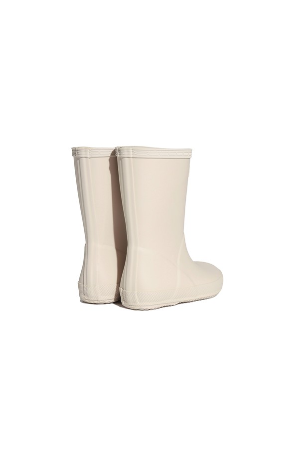 [KIDS] 퍼스트 클래식 레인부츠 - 캐스트 KFT5094RMACAS는 아이들을 위한 스타일리시하고 실용적인 레인부츠입니다. 화이트 컬러의 이 레인부츠는 봄, 여름, 가을 계절에 적합하며, 일상생활과 우천 시 모두 착용할 수 있습니다. 라운드 앞코와 플랫 굽(2cm) 디자인으로 편안함을 제공하며, 와이드 발볼로 아이들의 발을 넉넉하게 감싸줍니다. 고무와 폴리에스테르 소재를 사용하여 방수 기능을 갖췄으며, 재활용 소재를 사용하여 환경까지 생각했습니다. 미드컷 탑라인과 슬립온 디자인으로 간편하게 신고 벗을 수 있으며, 클래식, 미니멀, 캐주얼 스타일을 연출하기 좋습니다.
