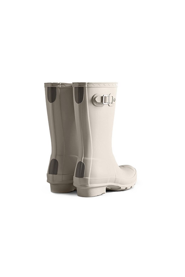 [JUNIOR] 오리지날 레인부츠 - 캐스트 JFT6000RMACAS는 유아동을 위한 라운드 앞코의 레인부츠입니다. 화이트와 베이지 두 가지 색상으로 제공되며, 봄, 여름, 가을 우천 시는 물론 일상에서도 활용 가능합니다. 굽높이 3cm의 로우힐 디자인에 폭넓은 발볼로 편안함을 더했으며, 고무와 폴리에스테르 소재를 사용했습니다. 핸드메이드, 3D 패턴 커팅, 알루미늄 라스트 제작 등 섬세한 공정을 거쳤으며, 버클 여밈과 무지 패턴으로 미니멀하고 캐주얼한 스타일을 연출합니다. 리사이클 소재를 사용하고, 전통적인 가황 방식으로 제작되었습니다.
