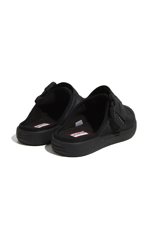 **[MEN] 인앤아웃 탑클립 패딩 뮬 슬리퍼 - 블랙 MFF5001WWUBLK**는 남성용 뮬 슬리퍼입니다. 부드러운 패딩 소재와 블랙 컬러로 편안함과 세련된 디자인을 동시에 만족시킵니다. 일상, 휴가, 리조트룩에 적합하며, 캐주얼, 미니멀, 리조트 스타일을 연출하기 좋습니다. 탑클립 디테일이 돋보이는 라운드 앞코의 플랫 뮬 슬리퍼로, 여름철 가볍게 신기 좋습니다.
