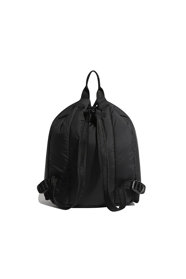 [UNISEX] 스모크드 푸퍼 백팩 - 블랙 UBB3706KBMBLK는 유니섹스 디자인의 미디엄 사이즈 백팩입니다. 블랙 컬러의 무지 패턴에 퀄팅 디자인으로 포인트를 주어 미니멀, 캐주얼, 클래식 스타일을 연출하기 좋습니다. 부드러운 나일론 소재와 스모크드 디테일이 특징이며, 넉넉한 수납공간과 지퍼형 잠금 방식으로 실용성을 더했습니다. 일상생활에서 편안하게 사용할 수 있는 사각 형태의 푸퍼 백팩입니다.
