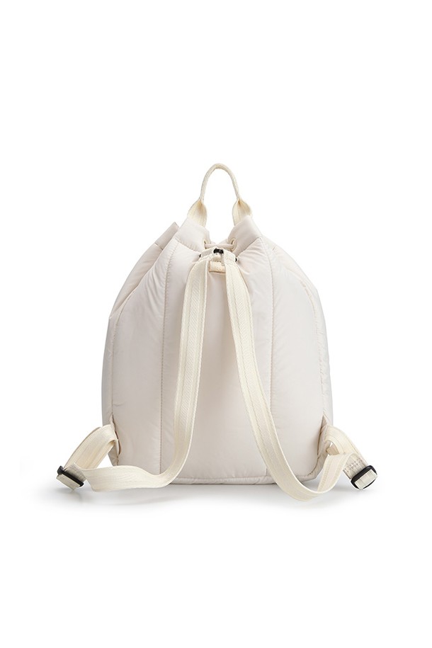 [UNISEX] 스모크드 푸퍼 백팩 - 화이트윌로우 UBB3706KBMWHW는 헌터 브랜드의 유니섹스 백팩입니다. 미디엄 사이즈의 사각 백팩으로, 퀄팅 패턴과 스모크드 디테일이 특징입니다. 부드러운 나일론 소재로 제작되었으며, 지퍼형 잠금 방식으로 내용물을 안전하게 보관할 수 있습니다. 캐주얼 및 미니멀 스타일을 즐겨 입는 분들에게 일상용 가방으로 적합합니다. 화이트 컬러로 다양한 스타일에 매치하기 용이합니다.
