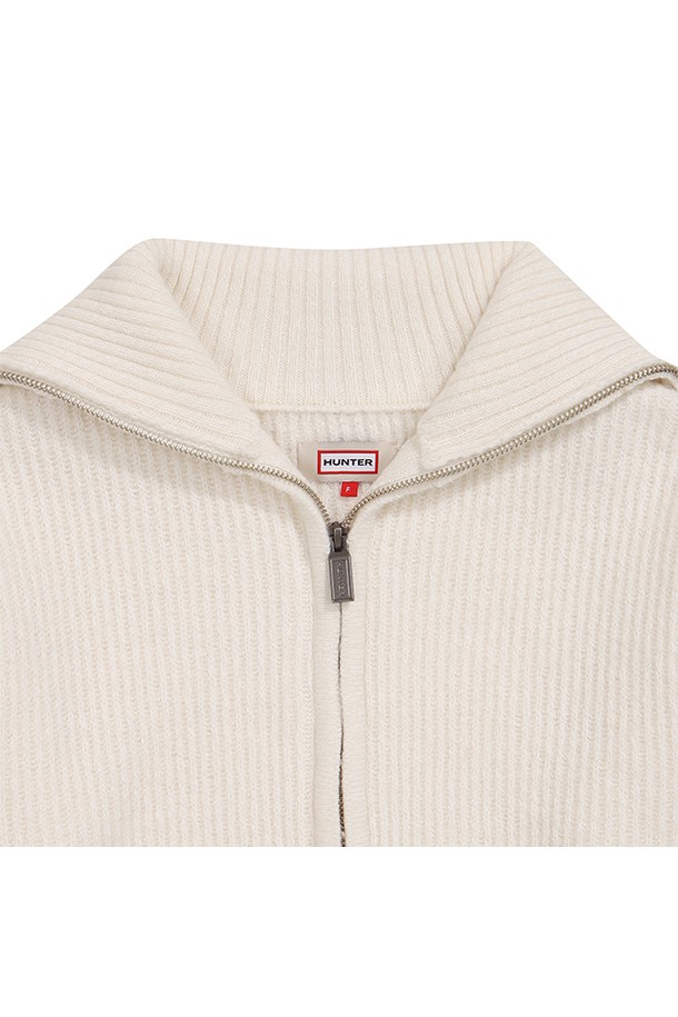 [WOMEN] 집업 울 카디건- 아이보리 HBW0003ACZIVO는 여성용 상의로, 가을과 겨울에 착용하기 좋은 두꺼운 두께감의 울 소재 집업 카디건입니다. 베이직하고 클래식한 스타일을 추구하며, 레귤러 핏과 하이넥 디자인이 특징입니다. 아이보리 색상의 무지 패턴으로 어떤 옷에도 쉽게 매치할 수 있으며, 부드러운 촉감과 긴 소매 기장으로 편안함을 더했습니다. 미니멀한 스타일을 선호하는 분들에게 특히 추천하는 아이템입니다.
