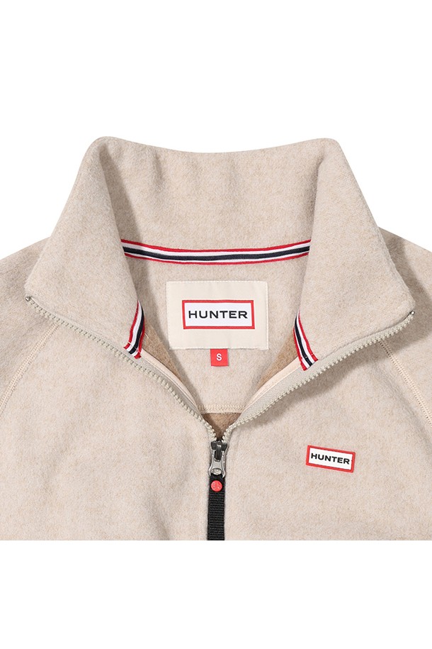 [WOMEN] 플리스 재킷 - 스무스페블 HBW0004AUZSMP는 부드러운 촉감의 플리스 소재로 제작되어 가을과 겨울에 따뜻하게 착용할 수 있는 여성 플리스 재킷입니다. 베이지 및 스무스페블 컬러로 출시되었으며, 캐주얼 및 스포티 스타일을 연출하기 좋습니다. 스탠드 칼라와 로고 디테일이 돋보이며, 레귤러 핏에 집업 방식으로 편안하게 착용 가능합니다. 일상생활과 산책룩에 활용하기 좋은 두꺼운 두께감의 긴소매 플리스 재킷입니다.
