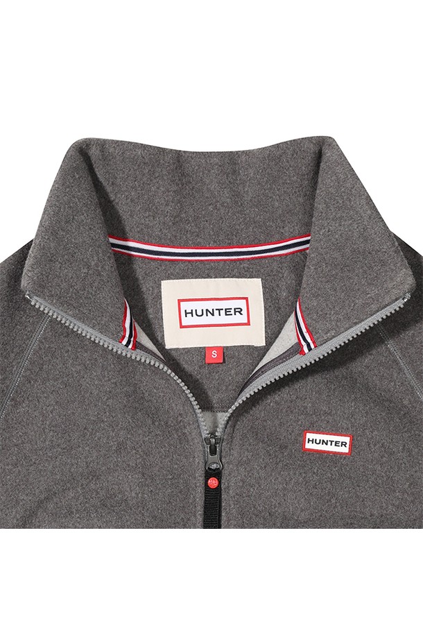 [WOMEN] 플리스 재킷 - 멜란지그레이 HBW0004AUZMEG는 여성용 플리스 재킷으로, 가을과 겨울에 따뜻하게 착용할 수 있습니다. 멜란지그레이 컬러의 무지 디자인에 루즈핏과 크롭 기장으로 캐주얼하고 스포티한 스타일을 연출합니다. 부드러운 촉감의 플리스 소재로 제작되었으며, 두꺼운 두께감과 하이넥 디자인, 집업 여밈 방식으로 보온성을 높였습니다. 산책룩에 매치하여 편안하면서도 스타일리시하게 연출하기 좋습니다.
