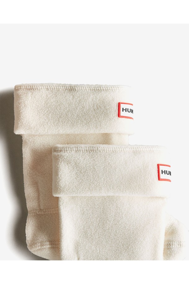 [KIDS] 오리지날 부츠삭스 - 헌터화이트 KAS3419RCFHWT는 키즈(KIDS)용 양말/삭스입니다. 부드러운 면 소재로 제작되어 흡습 기능이 있으며, 사계절 내내 착용하기 좋습니다. 무지 디자인에 베이직 스타일로 어떤 옷에도 잘 어울립니다. 부츠삭스 스타일로 캐주얼, 미니멀한 룩에 포인트를 더할 수 있으며, 화이트 컬러로 깔끔함을 더했습니다. 보통 두께감으로 편안한 착용감을 선사합니다.
