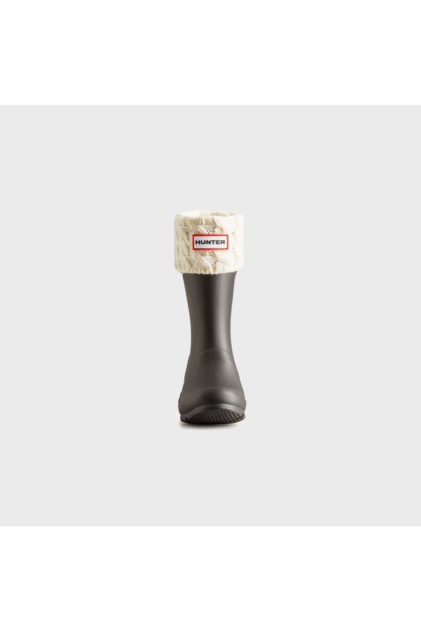 [KIDS] 오리지널 6스티치 케이블 부츠삭스 - 헌터화이트 KAS3420AABHWT는 아이들을 위한 따뜻하고 스타일리시한 양말입니다. 부드러운 면 소재로 제작되어 뛰어난 착용감을 선사하며, 두꺼운 두께감으로 보온성을 높였습니다. 케이블 패턴과 6스티치 디테일이 돋보이는 디자인으로, 캐주얼, 클래식, 미니멀 스타일 모두 소화 가능합니다. 집콕룩이나 산책룩에 매치하여 포근하고 아늑한 분위기를 연출해보세요. 헌터화이트 컬러로 어떤 옷에도 잘 어울려 활용도가 높습니다.
