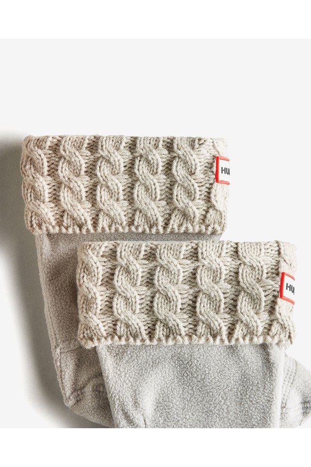 [KIDS] 오리지널 6스티치 케이블 부츠삭스 - 그레이지 KAS3420AABGRG는 키즈용 양말입니다. 부드러운 면 소재로 제작되어 가을과 겨울철에 보온성을 제공하며 일상생활에서 편안하게 착용할 수 있습니다. 그레이지 컬러에 케이블 패턴이 더해져 베이직하면서도 클래식한 스타일을 연출합니다. 두꺼운 두께감과 부츠삭스 디자인으로 발을 따뜻하게 감싸주며, 미니멀한 룩에도 잘 어울립니다.
