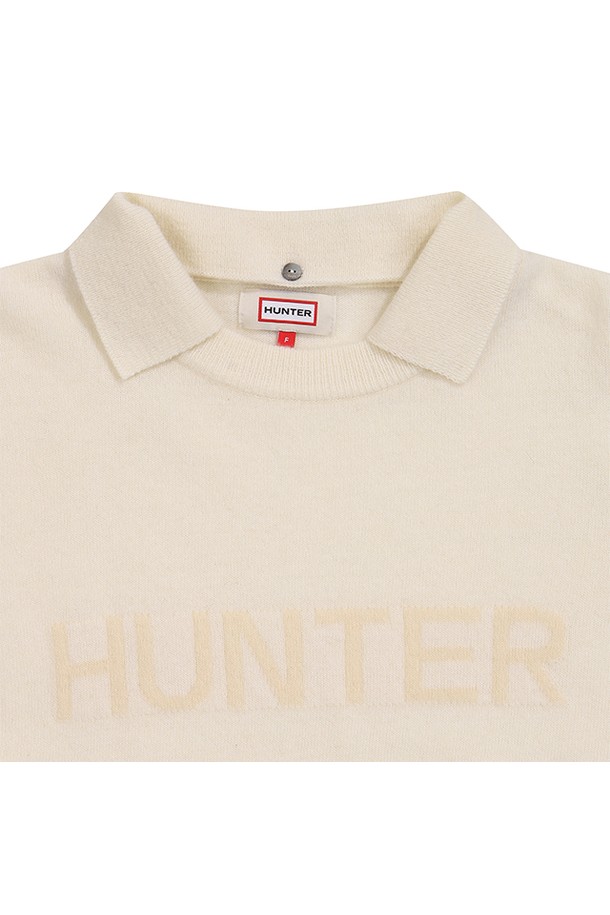 여성용 [WOMEN] 디태처블 칼라 울 스웨터 - 아이보리 HBW0001AKZIVO는 부드러운 촉감의 울 소재와 두꺼운 두께로 제작되어 가을, 겨울철 따뜻하게 착용하기 좋습니다. 라운드넥에 레귤러핏으로 디자인되었으며, 베이직하고 클래식한 스타일을 연출합니다. 크롭 기장의 긴소매 스웨터로, 탈부착 가능한 칼라가 있어 다양한 스타일을 연출할 수 있습니다. 출근룩, 모임룩, 미니멀, 캐주얼 룩에 활용하기 좋은 아이보리 컬러의 무지 스웨터입니다.
