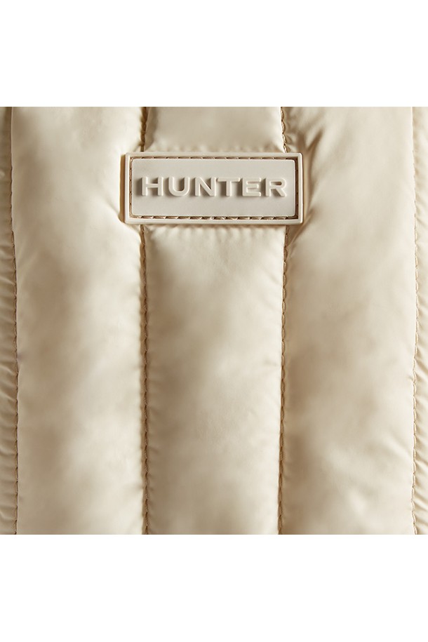 [UNISEX] 인트레피드 푸퍼 에센셜 폰파우치 - 화이트윌로우 UBP1164KBMWHW는 미니멀, 클래식, 캐주얼 스타일에 잘 어울리는 유니섹스 폰파우치입니다. 데이트룩, 모임룩, 산책룩 등 다양한 TPO에 활용 가능하며, 퀄팅 디자인이 돋보입니다. 부드러운 나일론과 폴리에스테르 소재로 제작되었으며, 사각 모양에 지퍼형 잠금 방식으로 소지품을 안전하게 보관할 수 있습니다. 핸드메이드 방식으로 제작되어 높은 완성도를 자랑하며, 핸드폰 수납에 특화된 미디엄 사이즈 가방입니다. 높이 190mm, 너비 130mm, 깊이 20mm, 무게 144g으로, 가볍고 실용적인 데일리 아이템입니다.
