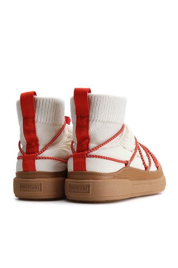 [WOMEN] 인앤아웃 푸퍼 레이스업 부츠 - 화이트윌로우 WFS2264RENWWG는 여성용 부츠로, 겨울철 일상룩에 따뜻함과 스타일을 더해줍니다. 둥근 코 디자인에 화이트 컬러가 돋보이며, 레이스업 방식으로 발을 안정감 있게 감싸줍니다. 나일론, 고무, 아크릴, 폴리에스테르 등의 소재로 제작되었으며, 3cm 플랫 굽과 패딩 및 니트 안감으로 편안한 착용감을 제공합니다. 캐주얼, 미니멀, 클래식 스타일의 출근룩과 여행룩에 매치하기 좋으며, 방한 기능과 핸드메이드 디테일로 완성도를 높였습니다.
