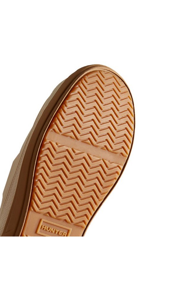 [MEN] 인앤아웃 슬립온 - 화이트윌로우 MFF9000WWUWWG는 남성용 슬립온입니다. 캔버스 소재에 라운드 앞코 디자인으로 제작되었으며, 봄, 여름, 가을 계절에 착용하기 좋습니다. 무지 패턴의 화이트 및 브라운 컬러로 출시되어 캐주얼, 미니멀, 클래식 스타일을 연출하기 용이합니다. 일상, 산책, 여행 등 다양한 TPO에 활용할 수 있으며, 발볼은 일반으로 제작되었습니다.
