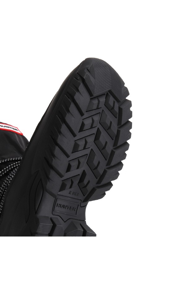 [MEN] 원더러 레이스업 아웃도어 부츠 - 블랙 MFS9300NYLBLK는 남성용 아웃도어 부츠입니다. 가을/겨울 계절에 적합하며, 등산룩, 캠핑룩, 가을 나들이룩 등 다양한 TPO에 활용할 수 있습니다. 블랙 색상의 라운드 앞코 디자인에, 나일론과 고무를 주요 소재로 사용하여 내구성을 높였습니다. 6.4cm 통굽과 폴리에스터 안감, 레이스업 여밈, 하이탑 디자인이 특징이며, 고프코어, 캐주얼, 워크웨어 스타일을 연출하기 좋습니다. 핸드메이드, 방수 기능, 친환경 소재 사용, FSC 인증 소재, 벌커나이징 공법으로 제작되었습니다.
