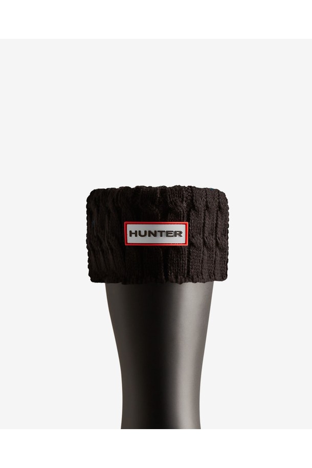 [UNISEX] 오리지날 6스티치 케이블 숏 부츠삭스 - 블랙 UAS3416RPYBLK는 사계절 내내 활용하기 좋은 유니섹스 양말입니다. 면 소재로 제작되어 부드럽고 편안한 착용감을 제공하며, 보온 기능으로 발을 따뜻하게 유지해 줍니다. 블랙 컬러의 베이직한 디자인에 케이블 패턴이 더해져 캐주얼, 미니멀, 클래식 스타일 모두 소화 가능합니다. 부츠와 함께 착용하기 좋은 숏 기장의 부츠삭스로, 다양한 룩에 포인트 아이템으로 활용할 수 있습니다. 일상생활에서 편안함과 스타일을 동시에 잡을 수 있는 실용적인 아이템입니다.
