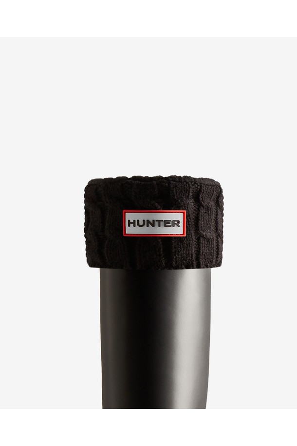 [UNISEX] 오리지날 6스티치 케이블 톨 부츠삭스 - 블랙 UAS3415RPYBLK는 가을과 겨울에 따뜻하게 착용할 수 있는 유니섹스 양말입니다. 면 소재로 제작되어 부드럽고 편안한 착용감을 제공하며, 보온 기능을 갖춰 추운 날씨에도 따뜻함을 유지해줍니다. 블랙 색상에 케이블 패턴이 더해져 클래식, 미니멀, 캐주얼 스타일 모두 소화 가능합니다. 특히 출근룩에 매치하여 스타일리시한 연출을 할 수 있는 톨 부츠삭스입니다. 발목 부분의 6스티치 디테일이 돋보이는 디자인입니다.
