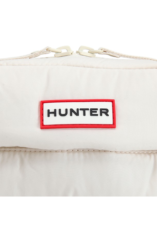 [UNISEX] 인트레피드 패딩 미니 크로스백 - 화이트윌로우 UBX2238CPEWHW는 유니섹스 디자인으로, 미니멀하고 캐주얼, 시크한 스타일을 연출하기 좋습니다. 부드러운 화이트 색상의 무지 디자인에 패딩 디테일이 돋보이는 크로스백입니다. 산책룩, 여행룩, 데이트룩 등 다양한 TPO에 활용하기 좋으며, 나일론 소재와 지퍼형 잠금 방식으로 실용성을 더했습니다. 컴팩트한 사각 형태의 미니백으로, 인트레피드 시리즈만의 감성을 느껴보세요.
